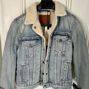 *NEW* LEVIS ORIGINAL SHERPA TRUCKER JACKET (XS)